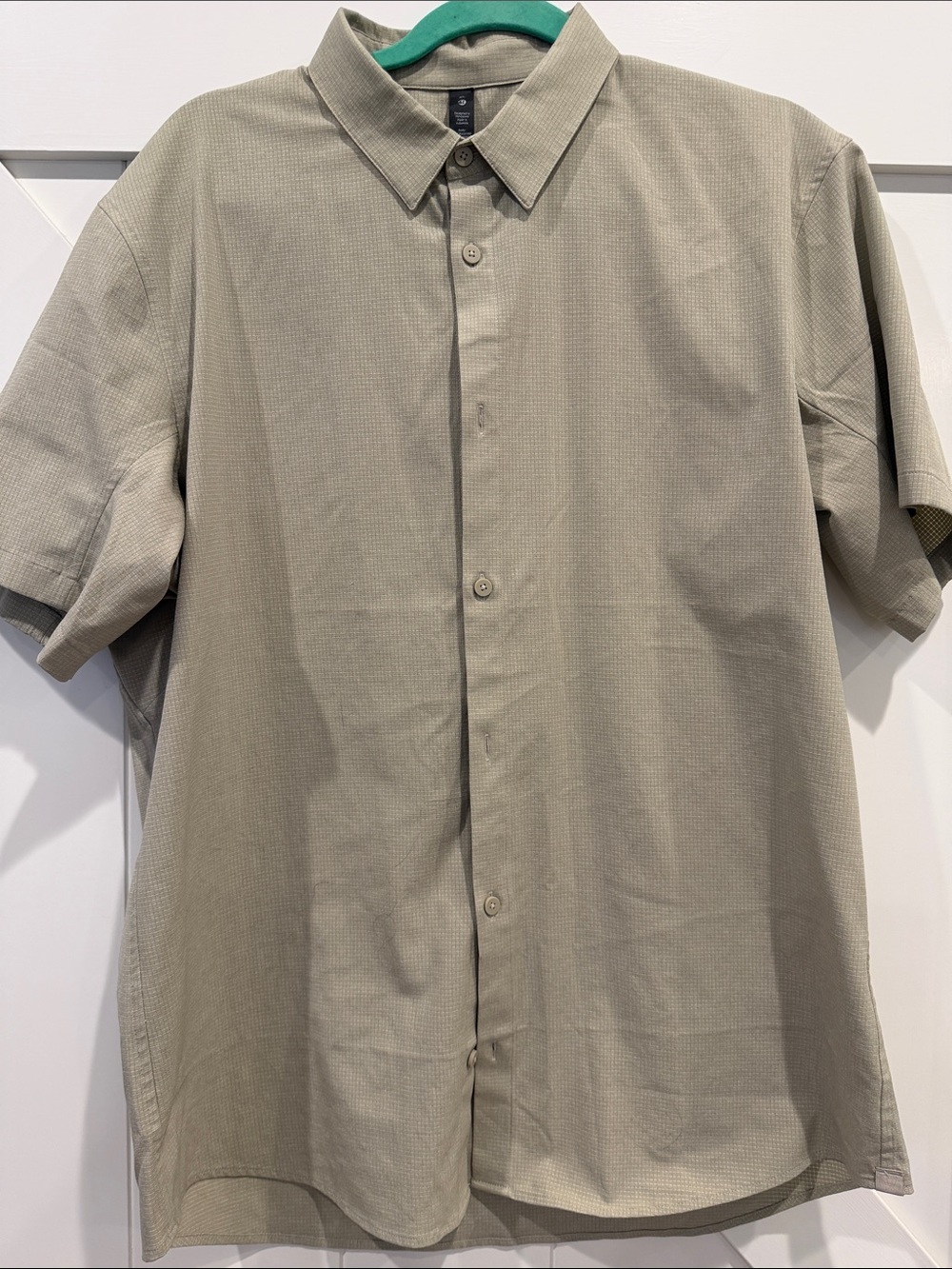 Men's Lululemon Short Sleeve Button-Up Shirt in Gray